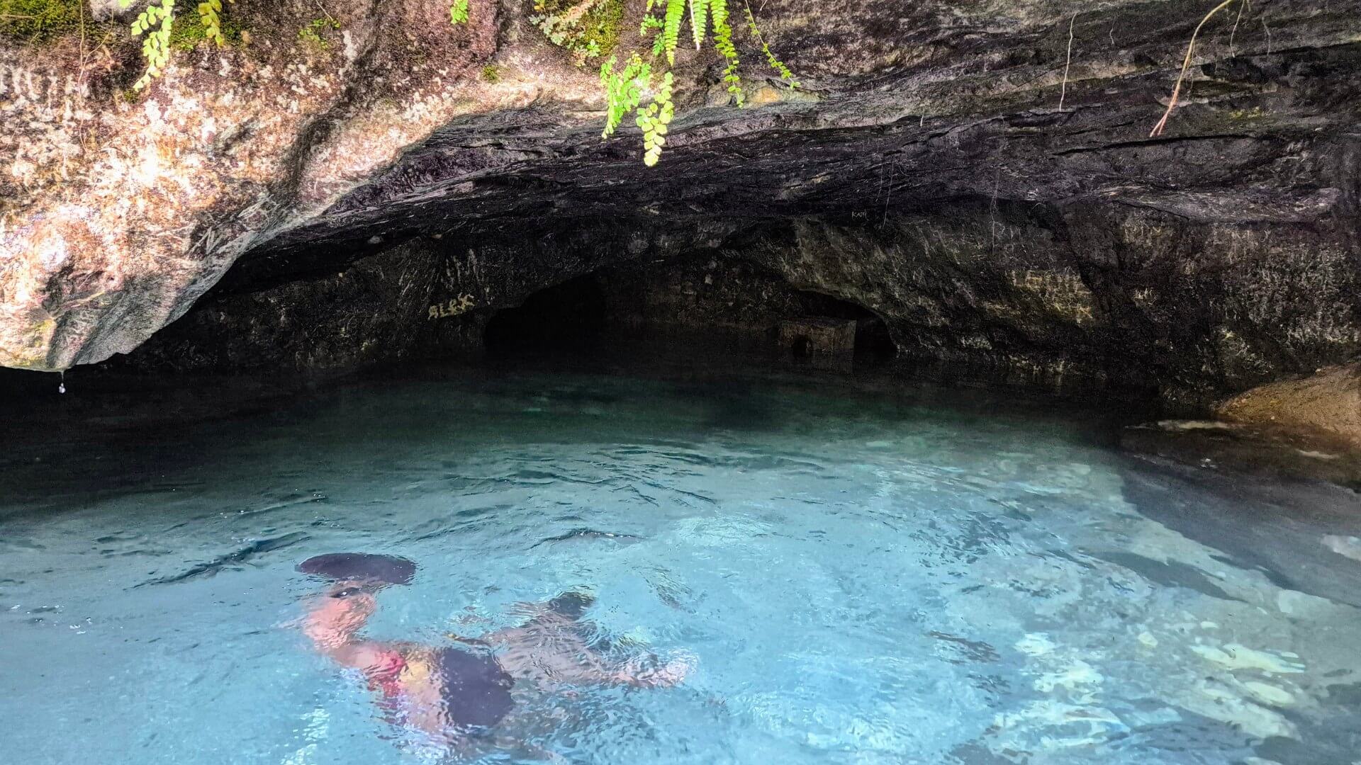 Busay Cave Wasserbecken Busay Cave Wasserbecken