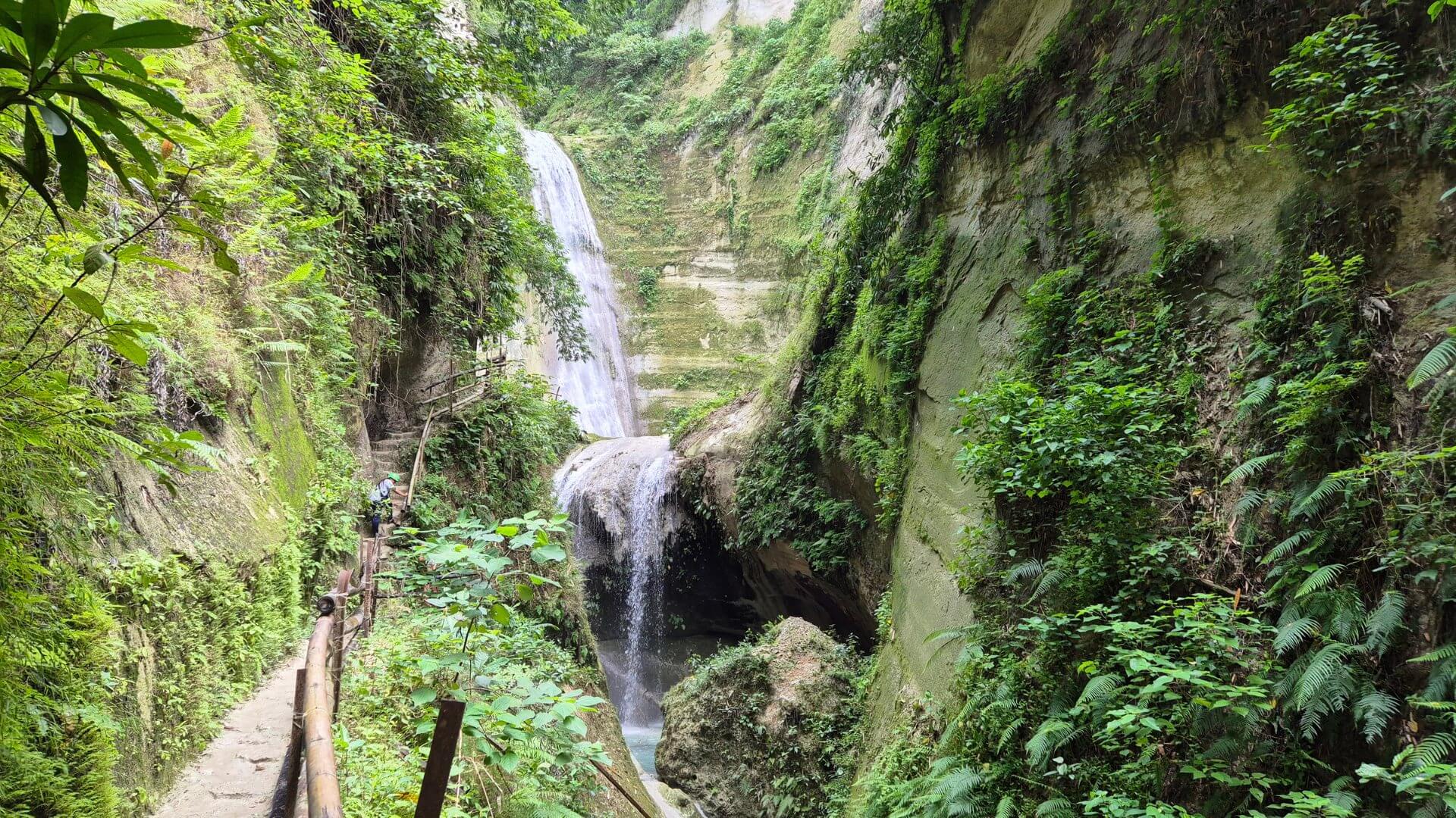 Dao Falls Cebu Wasserfall von Weitem