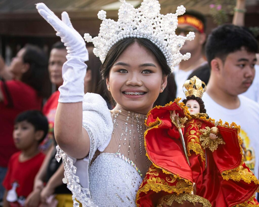 Sinulog Taenzerin mit St Nino Sinulog Tänzerin mit St Nino